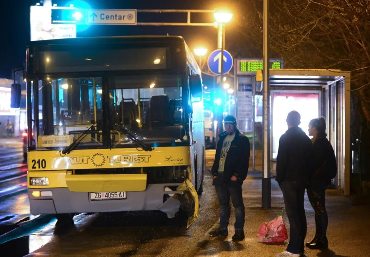 PROMETNA NESREĆA NA ALEJI BOLOGNE: Sudarili se automobil i autobus