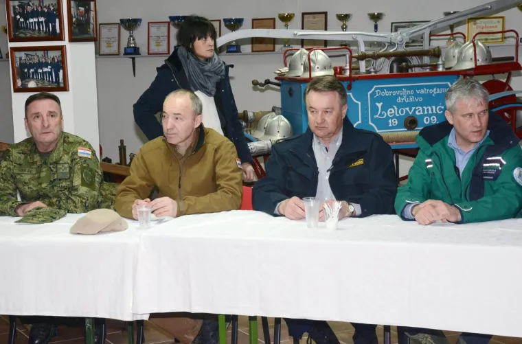 PRIPREME ZA OBRANU OD POPLAVE U PUNOM JEKU: Ministar Krstičević posjetio pripadnike Hrvatske vojske koji se za sve brinu