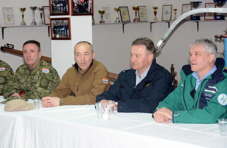 PRIPREME ZA OBRANU OD POPLAVE U PUNOM JEKU: Ministar Krstičević posjetio pripadnike Hrvatske vojske koji se za sve brinu