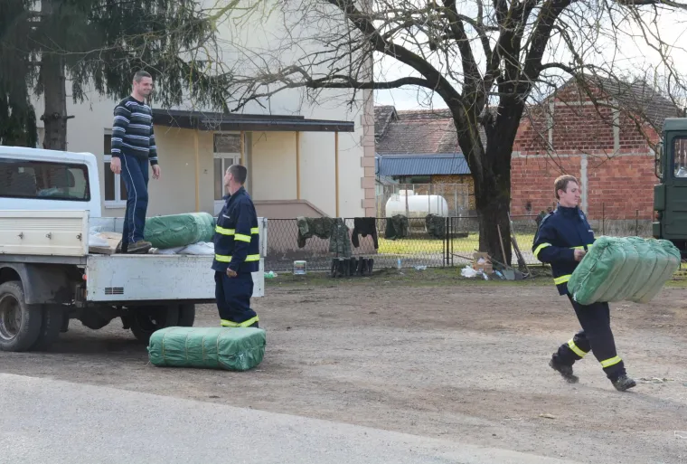 PRIPREME ZA OBRANU OD POPLAVE U PUNOM JEKU: Ministar Krstičević posjetio pripadnike Hrvatske vojske koji se za sve brinu
