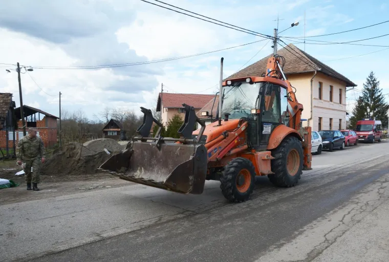 PRIPREME ZA OBRANU OD POPLAVE U PUNOM JEKU: Ministar Krstičević posjetio pripadnike Hrvatske vojske koji se za sve brinu