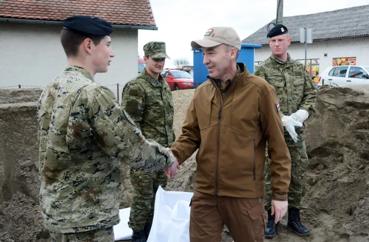PRIPREME ZA OBRANU OD POPLAVE U PUNOM JEKU: Ministar Krstičević posjetio pripadnike Hrvatske vojske koji se za sve brinu