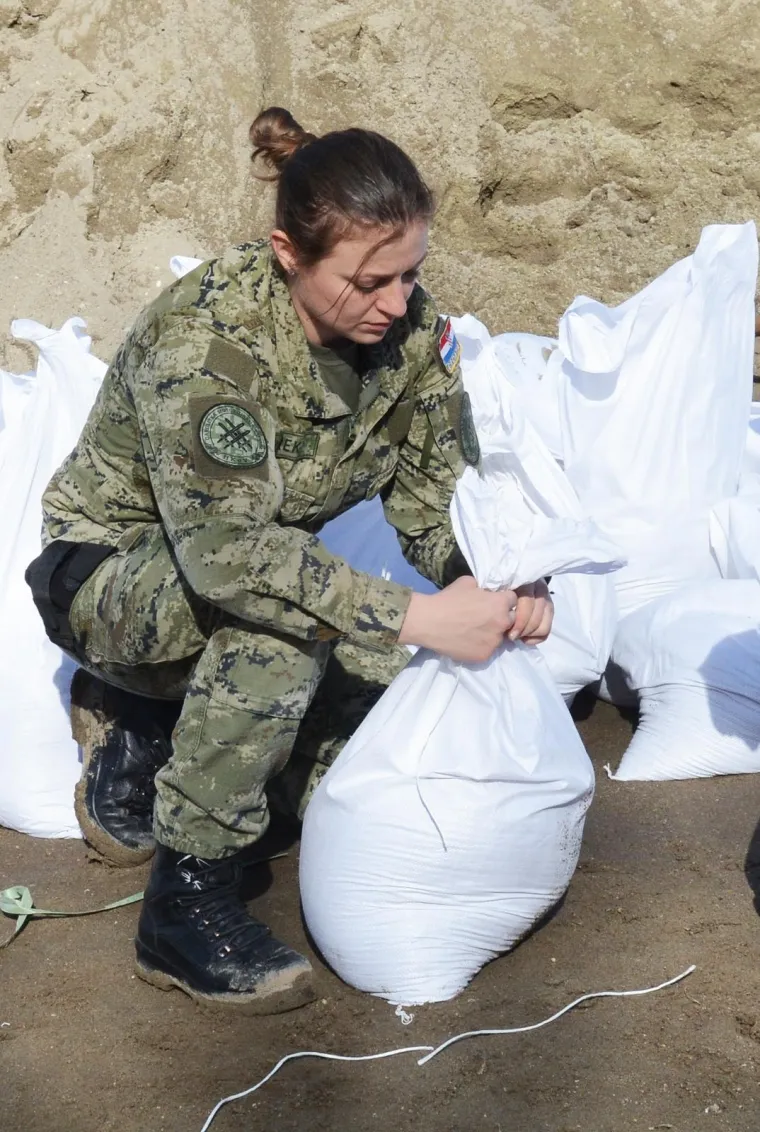 PRIPREME ZA OBRANU OD POPLAVE U PUNOM JEKU: Ministar Krstičević posjetio pripadnike Hrvatske vojske koji se za sve brinu