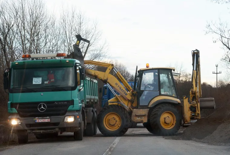 PRIPREME ZA OBRANU OD POPLAVE U PUNOM JEKU: Ministar Krstičević posjetio pripadnike Hrvatske vojske koji se za sve brinu