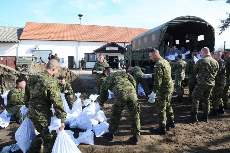 Letovanić - Iako vodeni val rijeke Kupe iz Karlovca jo&scaron; nije stigao u Letovanić, pripreme za obranu od poplave u punom su jeku, a u njih su uključeni i pripadnici Hrvatske vojske.