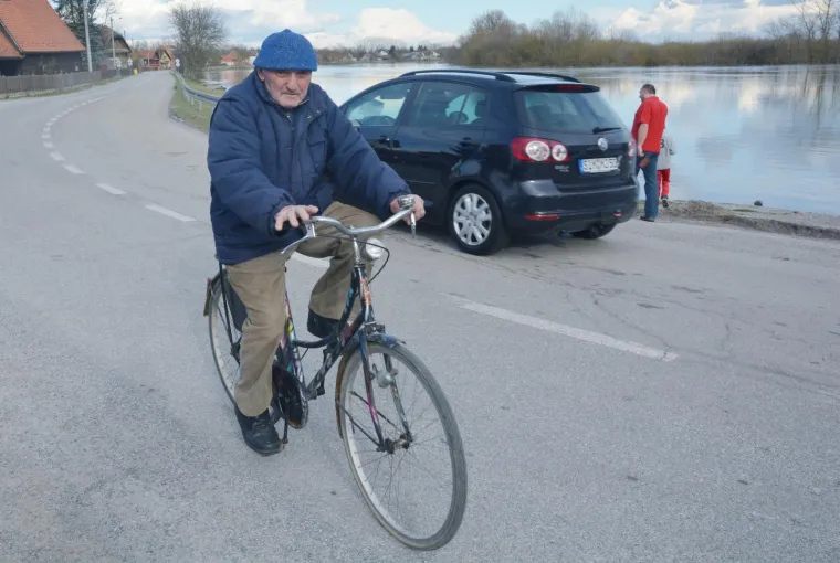 PRIPREME ZA OBRANU OD POPLAVE U PUNOM JEKU: Ministar Krstičević posjetio pripadnike Hrvatske vojske koji se za sve brinu