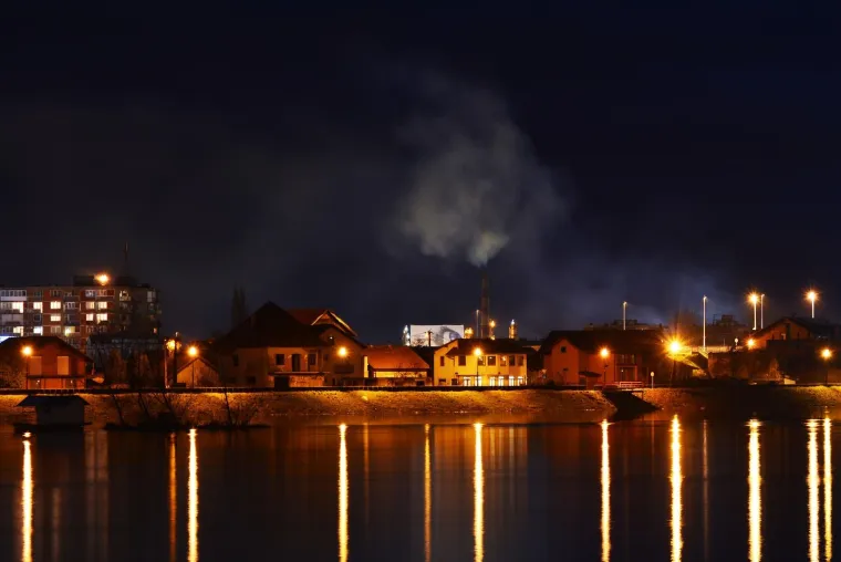 Gusti dim iz rafinerijskih dimnjaka u Slavonskom Brodu &scaron;iri nesnosan smrad