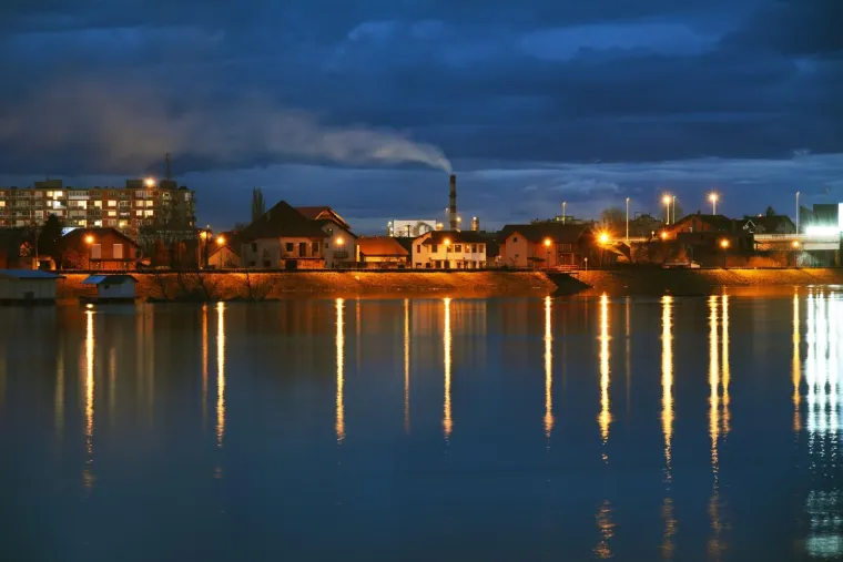 Gusti dim iz rafinerijskih dimnjaka u Slavonskom Brodu &scaron;iri nesnosan smrad