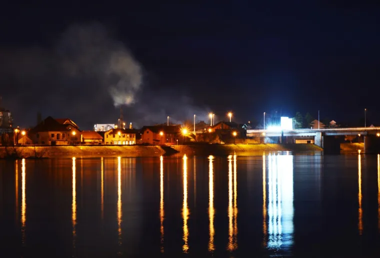 Gusti dim iz rafinerijskih dimnjaka u Slavonskom Brodu &scaron;iri nesnosan smrad