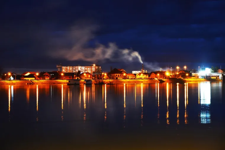 Gusti dim iz rafinerijskih dimnjaka u Slavonskom Brodu &scaron;iri nesnosan smrad