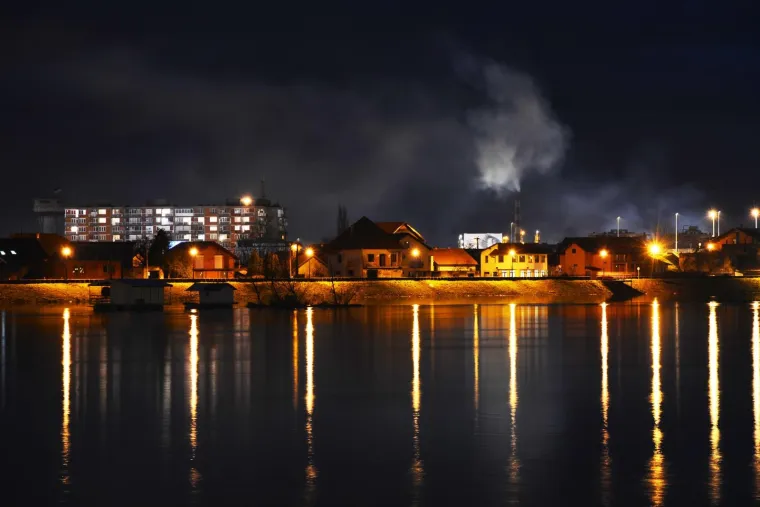 Gusti dim iz rafinerijskih dimnjaka u Slavonskom Brodu &scaron;iri nesnosan smrad