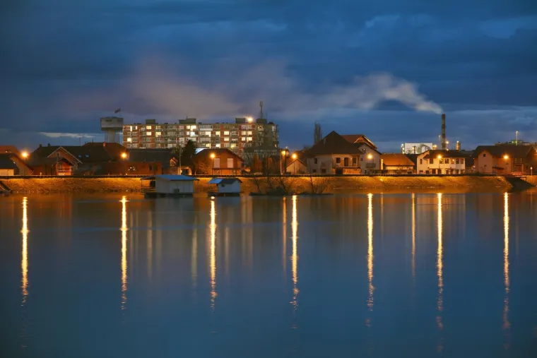 Gusti dim iz rafinerijskih dimnjaka u Slavonskom Brodu &scaron;iri nesnosan smrad