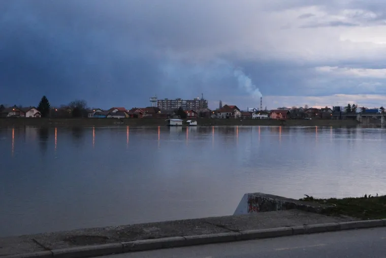 Gusti dim iz rafinerijskih dimnjaka u Slavonskom Brodu &scaron;iri nesnosan smrad