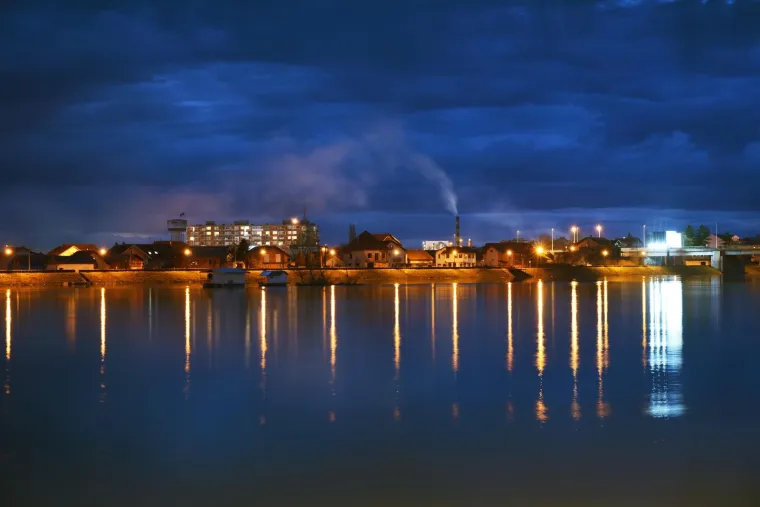Gusti dim iz rafinerijskih dimnjaka u Slavonskom Brodu &scaron;iri nesnosan smrad