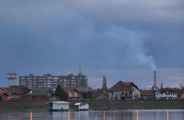 Gusti dim iz rafinerijskih dimnjaka u Slavonskom Brodu &scaron;iri nesnosan smrad