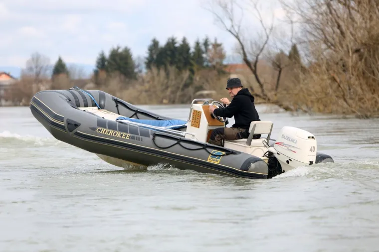 Zbog visokog vodostaja Kupe u Karlovcu mje&scaron;tani prometuju čamcima