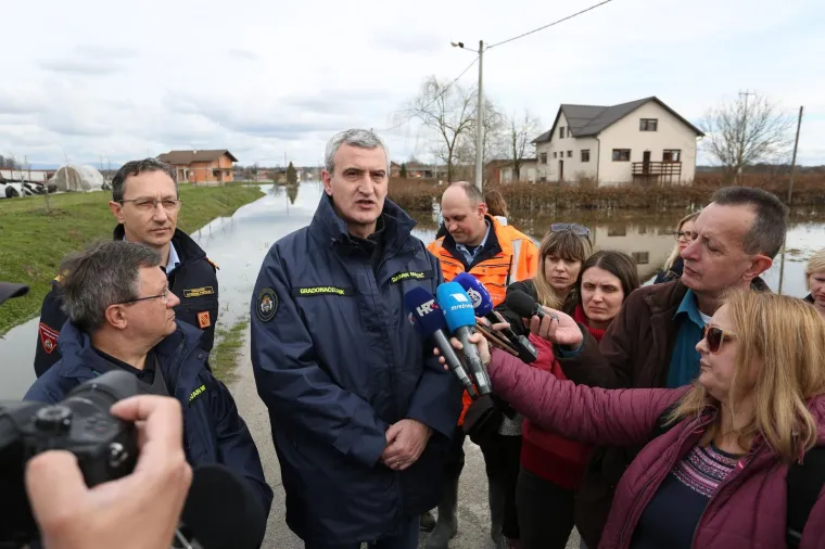 Zbog visokog vodostaja Kupe u Karlovcu mje&scaron;tani prometuju čamcima