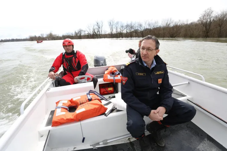 Zbog visokog vodostaja Kupe u Karlovcu mje&scaron;tani prometuju čamcima