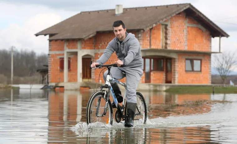 Zbog visokog vodostaja Kupe u Karlovcu mje&scaron;tani prometuju čamcima