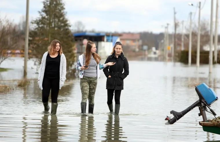 Zbog visokog vodostaja Kupe u Karlovcu mje&scaron;tani prometuju čamcima