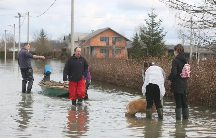 Zbog visokog vodostaja Kupe u Karlovcu mje&scaron;tani prometuju čamcima