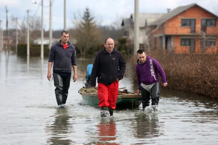 Zbog visokog vodostaja Kupe u Karlovcu mje&scaron;tani prometuju čamcima