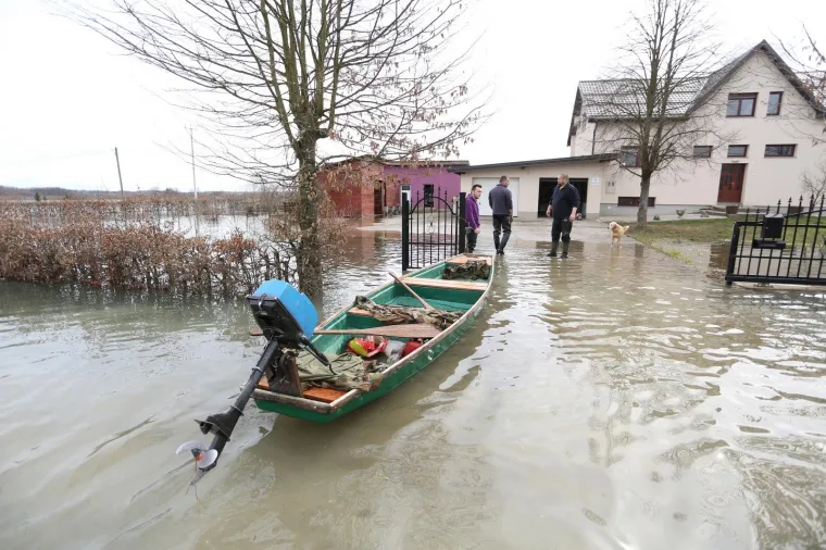 Zbog visokog vodostaja Kupe u Karlovcu mje&scaron;tani prometuju čamcima