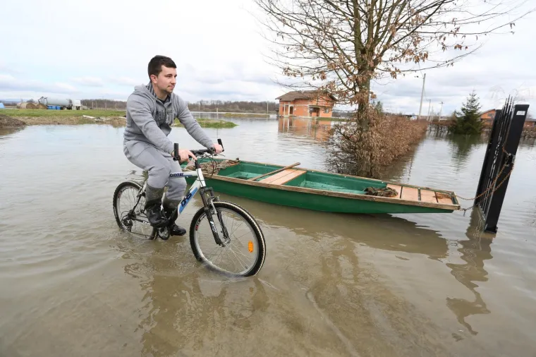 Zbog visokog vodostaja Kupe u Karlovcu mje&scaron;tani prometuju čamcima