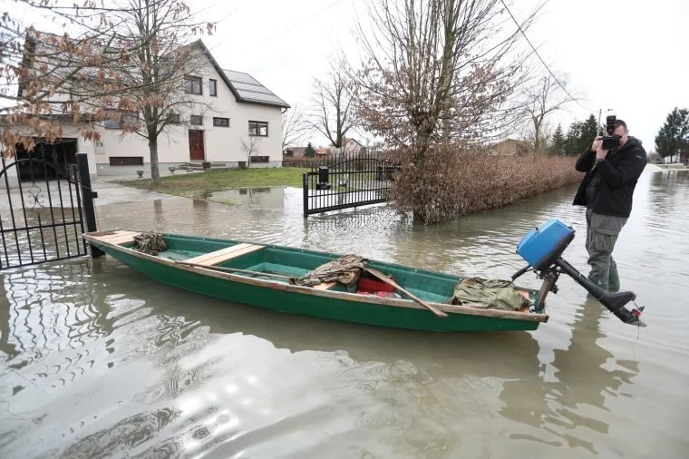 Zbog visokog vodostaja Kupe u Karlovcu mje&scaron;tani prometuju čamcima