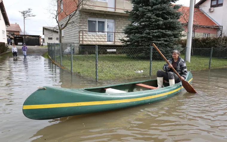 Zbog visokog vodostaja Kupe u Karlovcu mje&scaron;tani prometuju čamcima