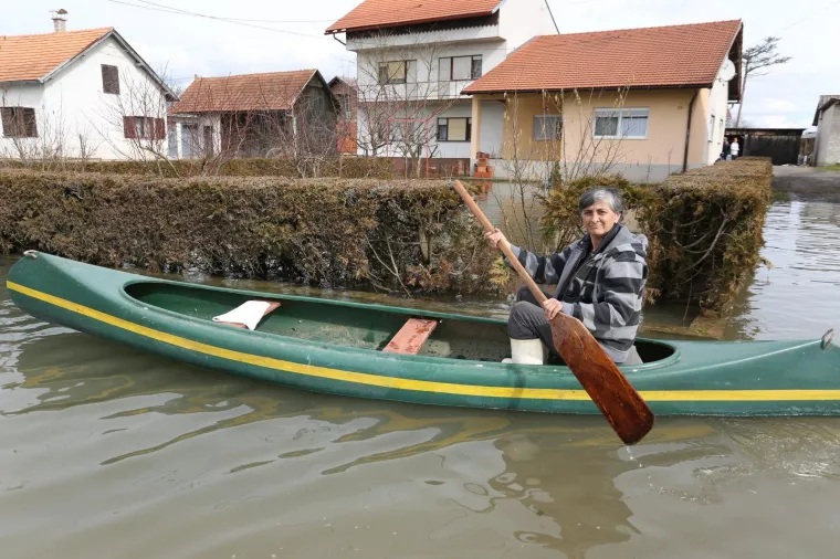 Zbog visokog vodostaja Kupe u Karlovcu mje&scaron;tani prometuju čamcima