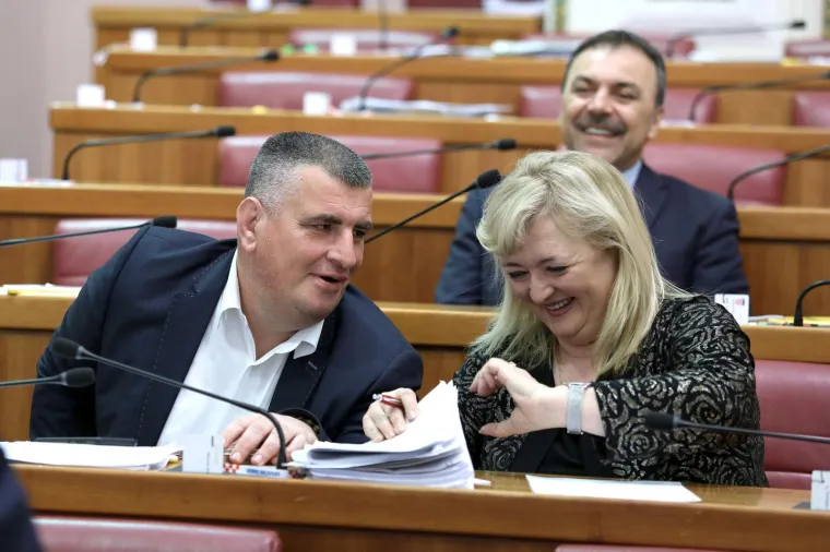 Danas su na sjednicu Sabora zastupnici do&scaron;li nasmijana lica