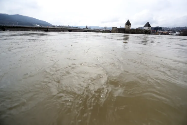Hrvatska Kostajnica: Iako je vodostaj Une u opadanju, na snazi je jo&scaron; uvijek izvanredno stanje