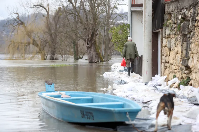 Hrvatska Kostajnica: Iako je vodostaj Une u opadanju, na snazi je jo&scaron; uvijek izvanredno stanje