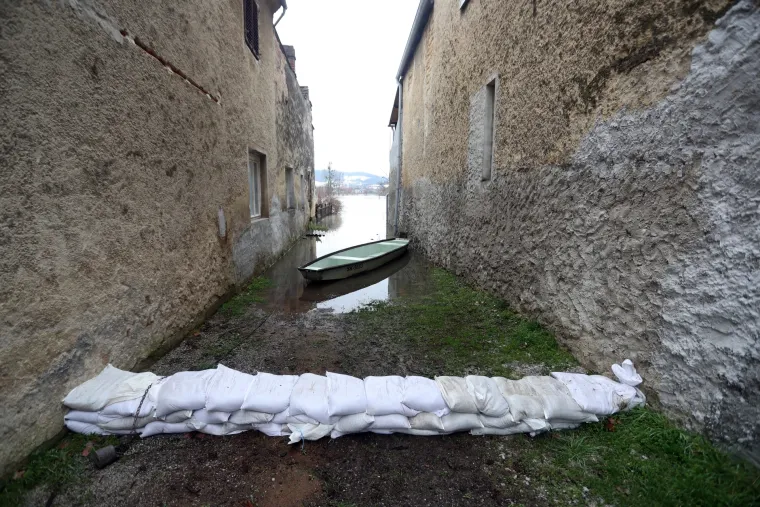 Hrvatska Kostajnica: Iako je vodostaj Une u opadanju, na snazi je jo&scaron; uvijek izvanredno stanje