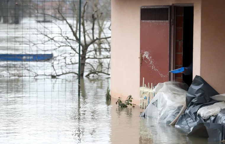 Hrvatska Kostajnica: Iako je vodostaj Une u opadanju, na snazi je jo&scaron; uvijek izvanredno stanje
