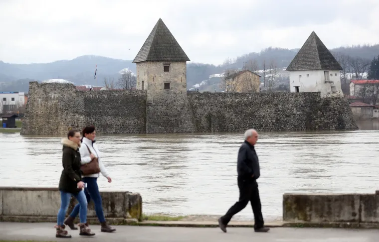 Hrvatska Kostajnica: Iako je vodostaj Une u opadanju, na snazi je jo&scaron; uvijek izvanredno stanje