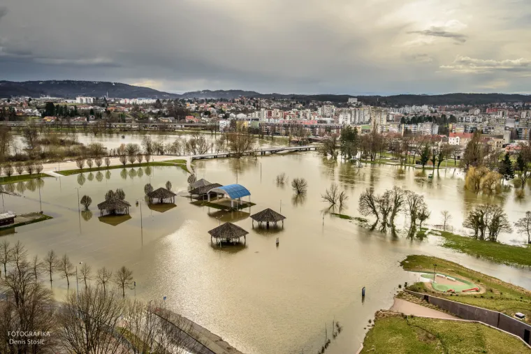 Kad karlovačke rijeke postanu 'jezera': pogledajte fotogaleriju Denisa Sto&scaron;ića