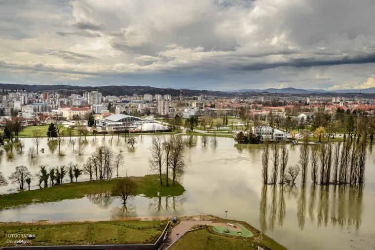 Kad karlovačke rijeke postanu 'jezera': pogledajte fotogaleriju Denisa Sto&scaron;ića
