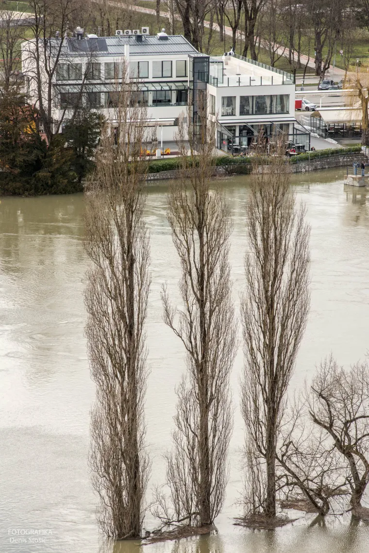 Kad karlovačke rijeke postanu 'jezera': pogledajte fotogaleriju Denisa Sto&scaron;ića