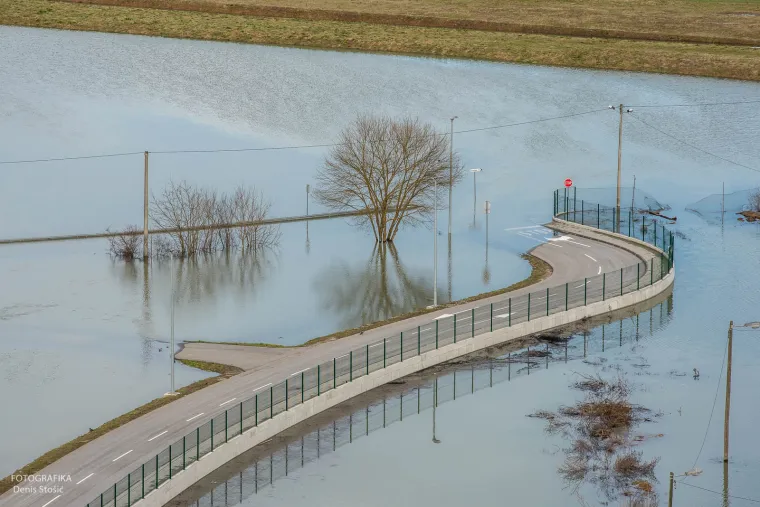 Kad karlovačke rijeke postanu 'jezera': pogledajte fotogaleriju Denisa Sto&scaron;ića