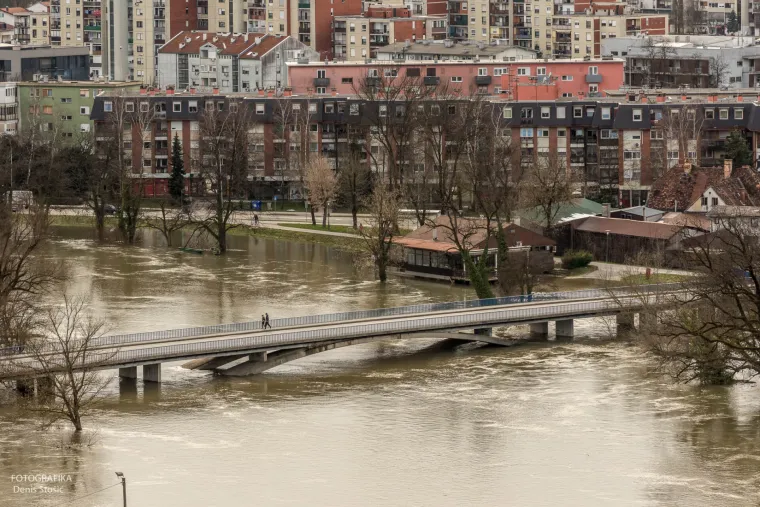 Kad karlovačke rijeke postanu 'jezera': pogledajte fotogaleriju Denisa Sto&scaron;ića