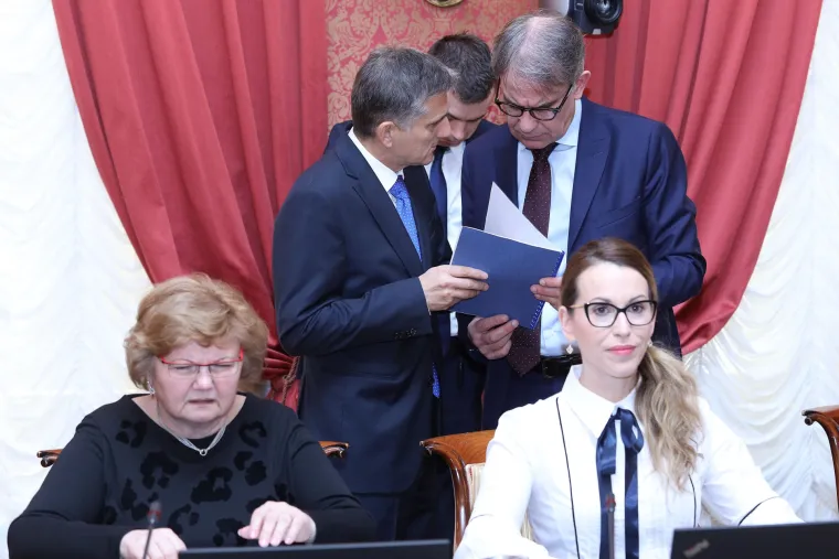 Vlada o zbrinjavanju stanovnika Hrvatske Kostajnice