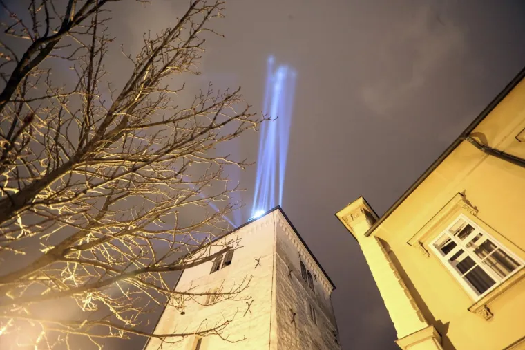 Svjetlosna instalacija "Svjetionik" na Kuli Lotr&scaron;čak.