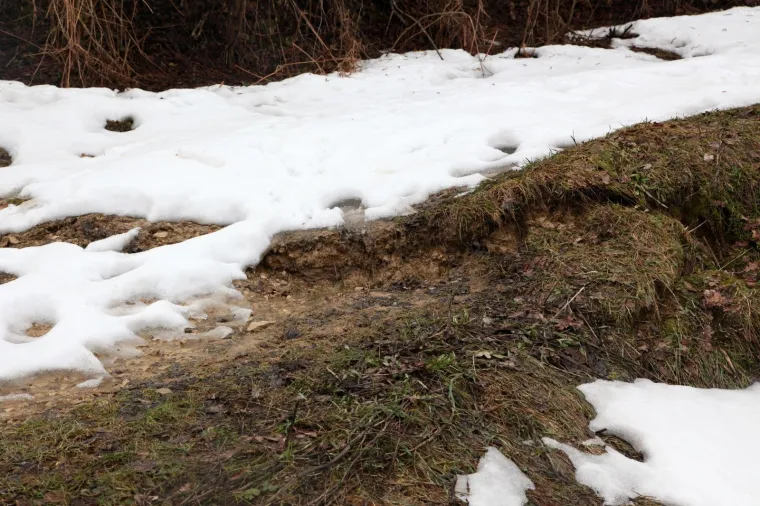 DRAMA KOD PETRINJE, OTVORILO SE NOVO KLIZIŠTE: Usred noći popucala zemlja, stanovnici u strahu