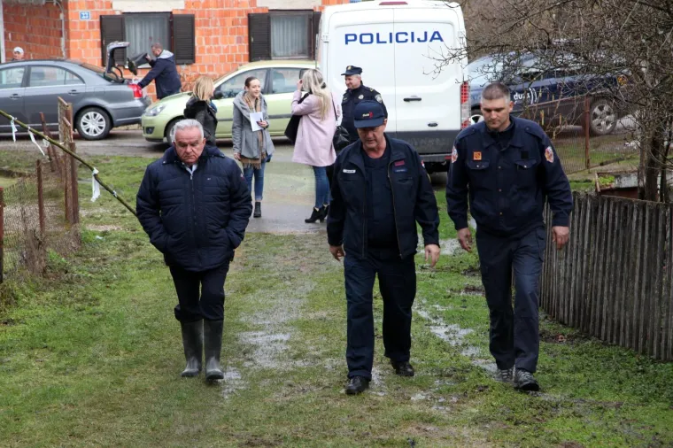 DRAMA KOD PETRINJE, OTVORILO SE NOVO KLIZI&Scaron;TE: Usred noći popucala zemlja, stanovnici u strahu