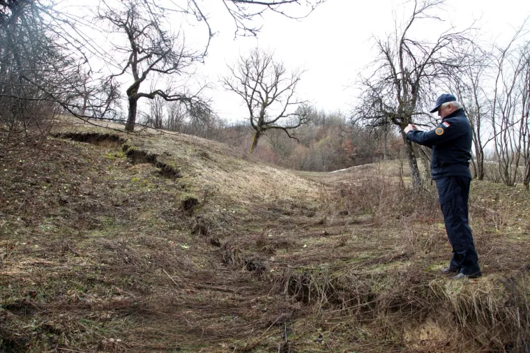 DRAMA KOD PETRINJE, OTVORILO SE NOVO KLIZI&Scaron;TE: Usred noći popucala zemlja, stanovnici u strahu