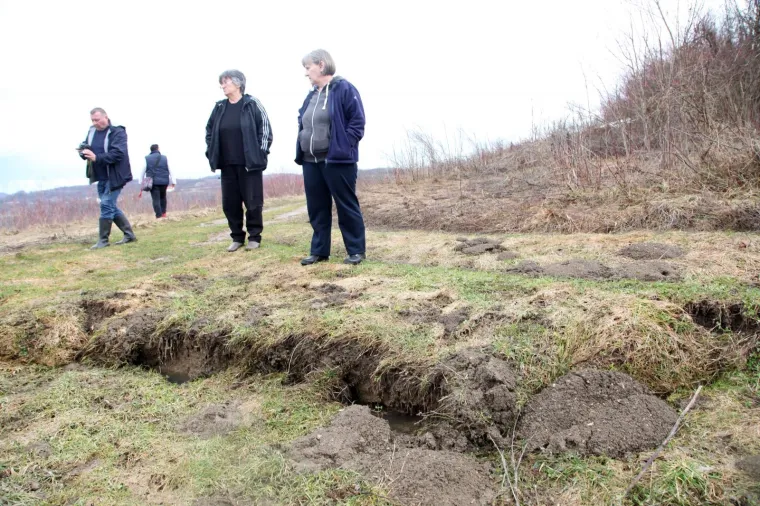 DRAMA KOD PETRINJE, OTVORILO SE NOVO KLIZI&Scaron;TE: Usred noći popucala zemlja, stanovnici u strahu