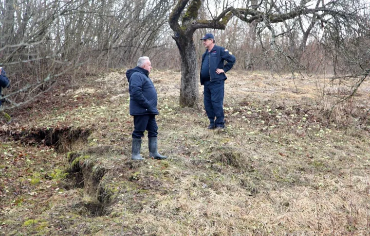 Prnjavor Ćuntićki - Tijekom noći do&scaron;lo je do napuknuća i pomicanja brda iznad kuća, a stanovnici kažu da su se pukotine povećale te da su čuli zvukove pomicanja. Policija je iza&scaron;la na očevid, a mjesto je obi&scaron;ao i gradonačelnik Petrinje Darinko Dumbović.