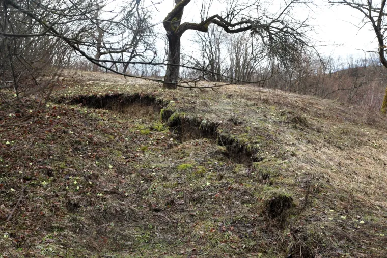 Prnjavor Čuntićki: tijekom noći do&scaron;lo je do napuknuća i pomicanja brda iznad kuća